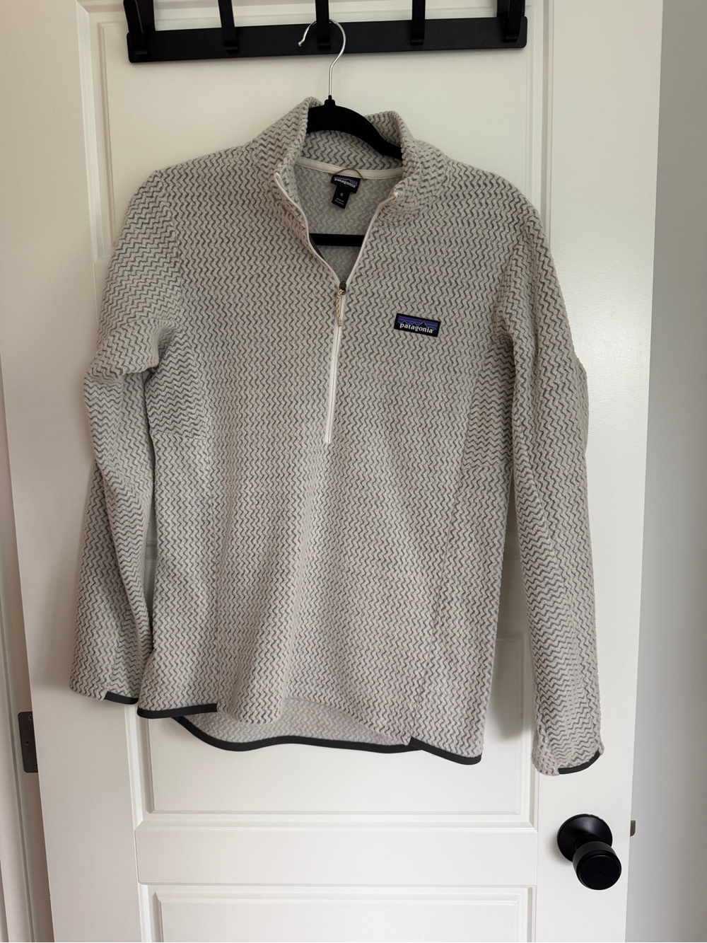 Patagonia Women’s Half-Zip Fleece in Light Gray with Black Trim R Style